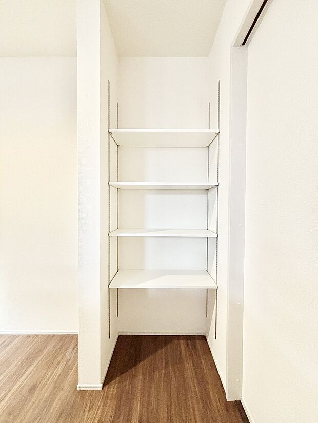 キッチン横の収納はパントリーとしても利用できます