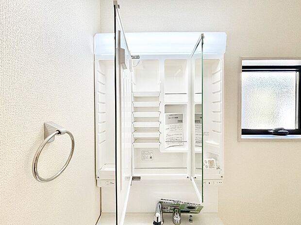 三面鏡の裏に、化粧品や衛生用品などを収納可能。洗面台をすっきりと保ちます！