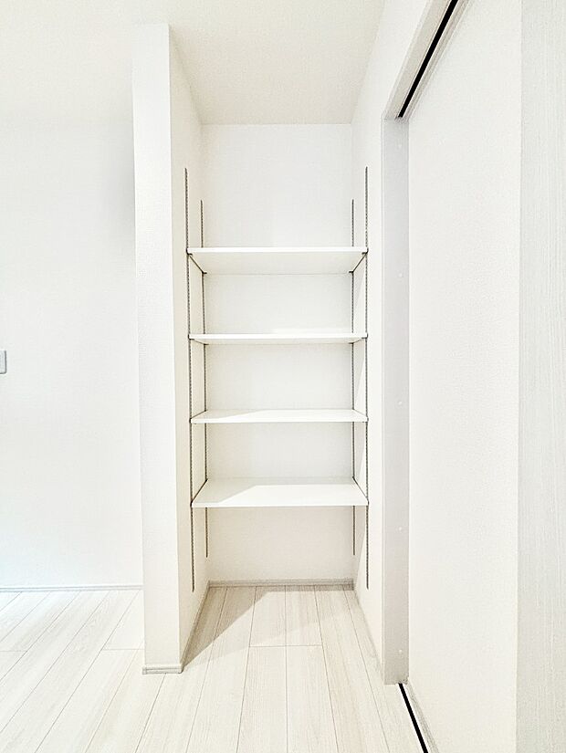 キッチン横の収納はパントリーとしても利用できます
