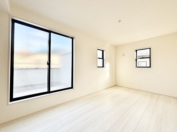 バルコニーが開放感をプラスしてくれる洋室