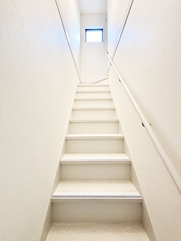 階段は手すり付きなので小さなお子さまやご高齢の方も安心です