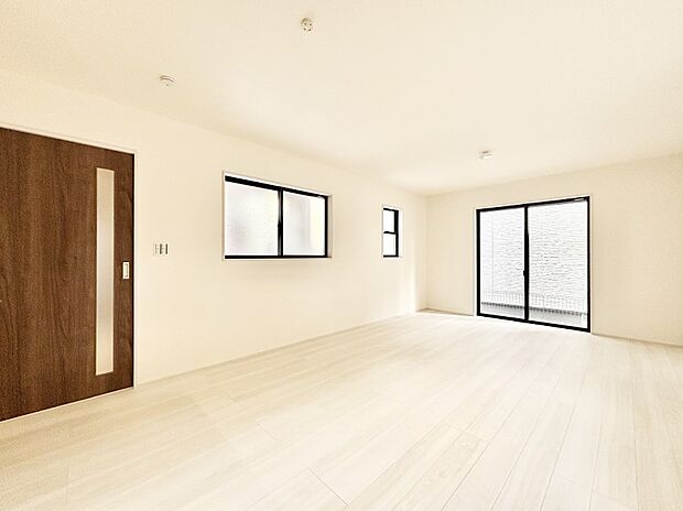 大きな窓からたっぷりの陽光と風を感じられるリビング