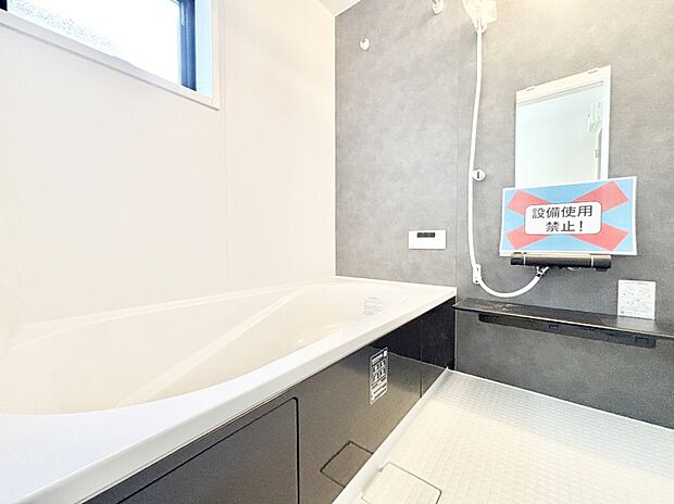 一日の疲れを癒してくれる明るい清潔感のあるバスルーム