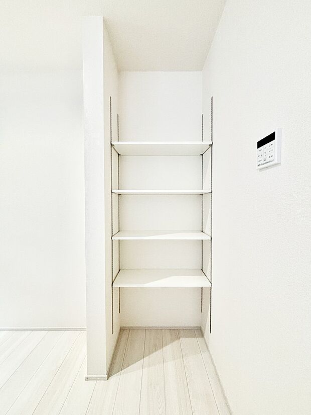 キッチン横の収納はパントリーとしても利用できます