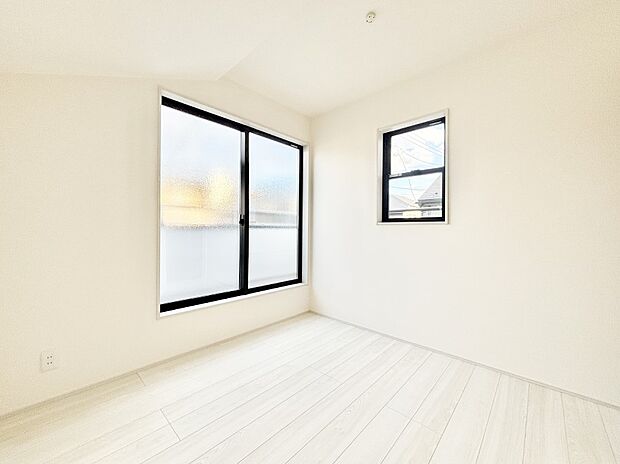 バルコニーが開放感をプラスしてくれる洋室