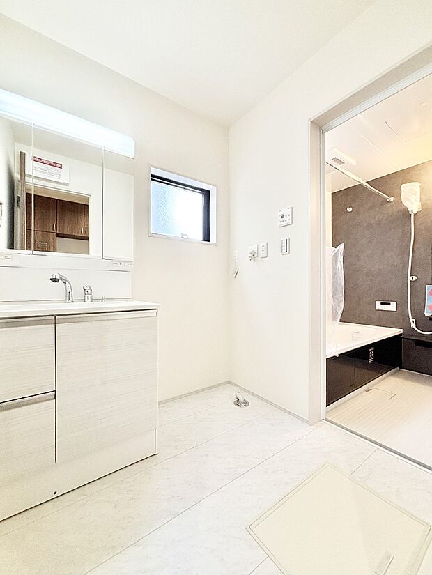 清潔感ある洗面化粧室で朝の身支度も快適