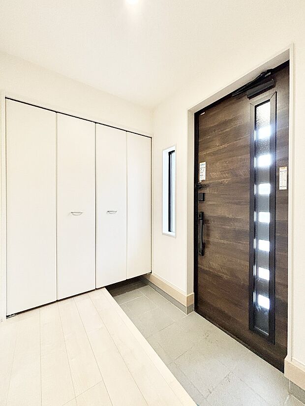 小窓付きの明るい玄関