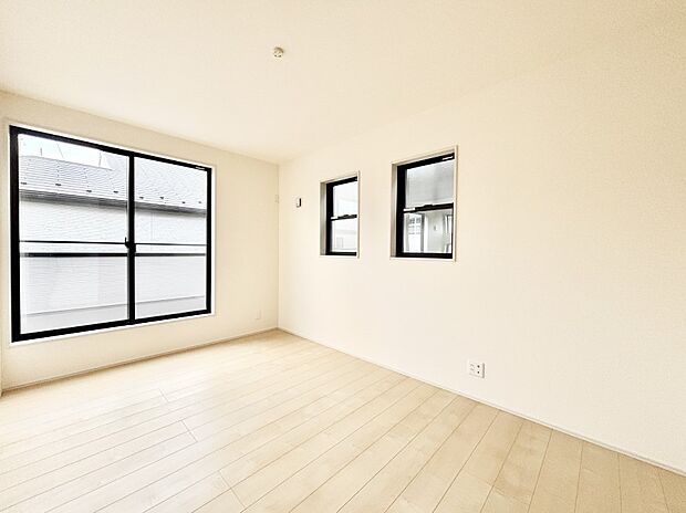 バルコニーが開放感をプラスしてくれる洋室