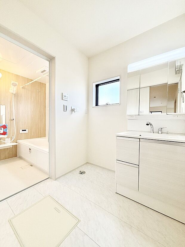 清潔感ある洗面化粧室で朝の身支度も快適