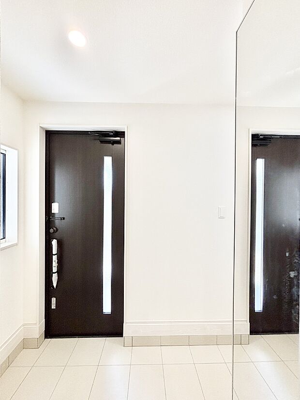 ガラススリットの入った玄関ドアが室内に光を届けてくれます