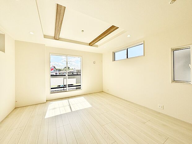 大きな窓からたっぷりの陽光と風を感じられるリビング