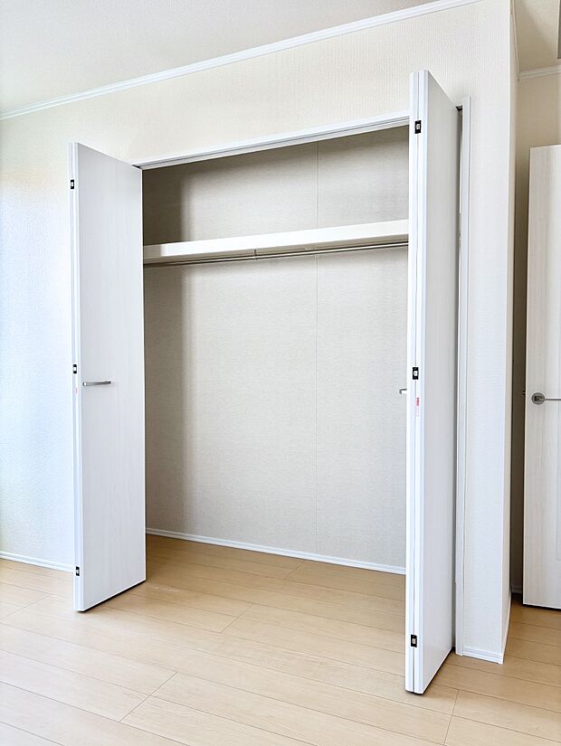 洋室のクローゼット。奥行きがあるので厚手の衣類もすっきり収まります。