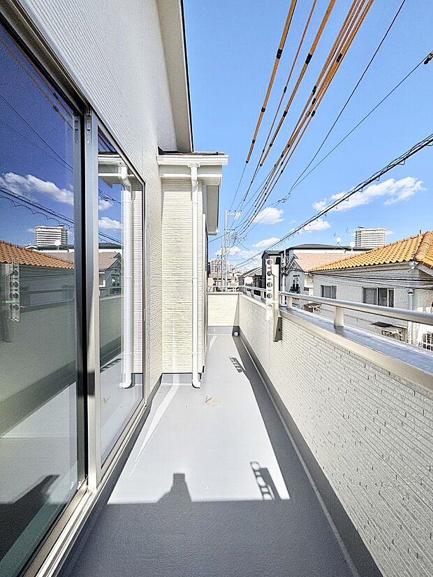 ゆったりバルコニーだから沢山お洗濯ものを干せます。