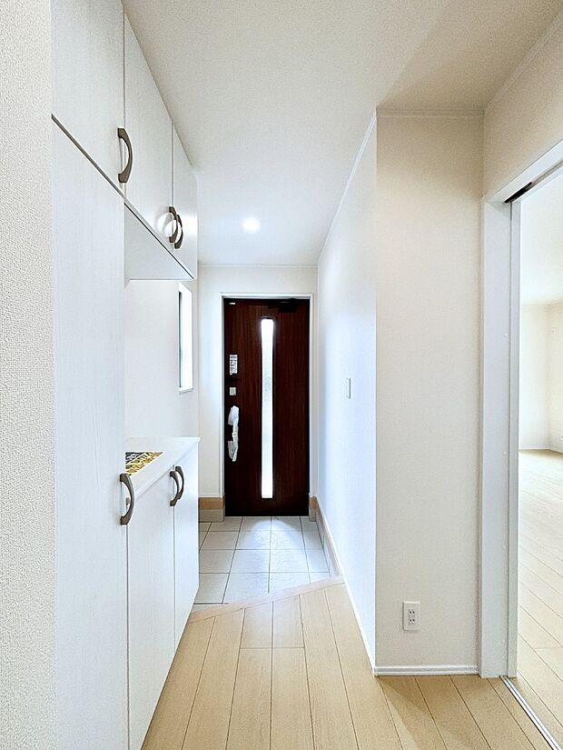 玄関ドアにスリッドラインが入っているので光の演出をしてくれます！ 