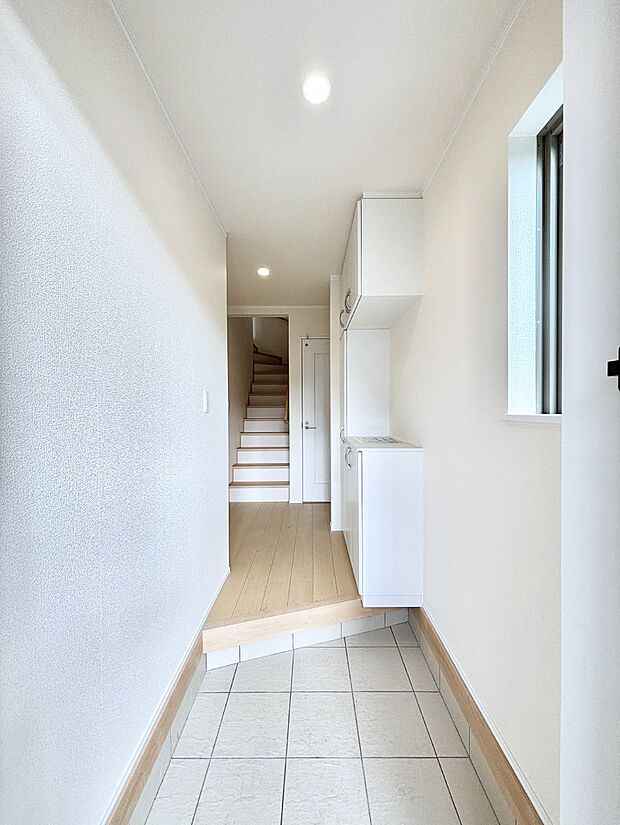 明るい玄関はお客様をお出迎えするのにぴったりです!