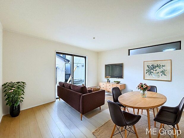 ご家族の賑やかな話し声で包まれる明るいリビング  ※家具はCGです