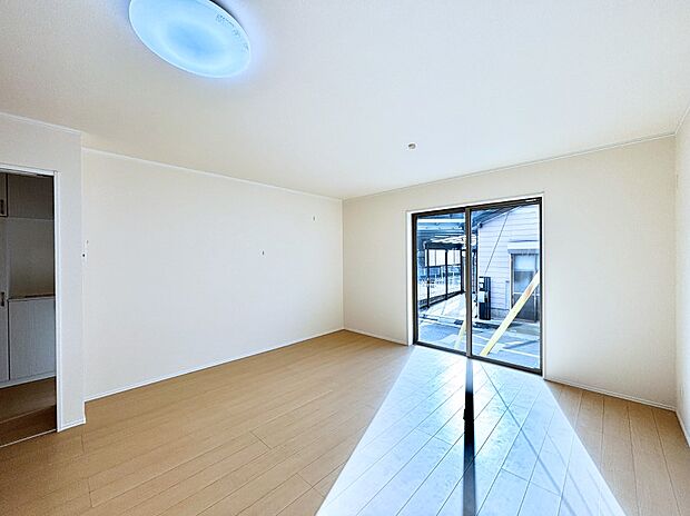 大きな窓からたっぷりの陽光と風を感じられるリビング