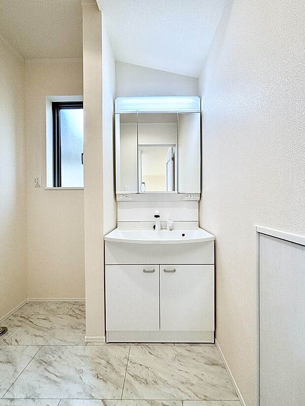 大きく見やすい三面鏡で清潔感ある洗面台は、身だしなみチェックや肌のお手入れにおすすめです。