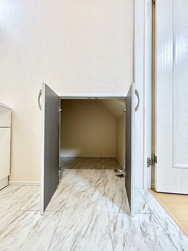 日用品のストックや水などの備蓄に使える階段下収納。