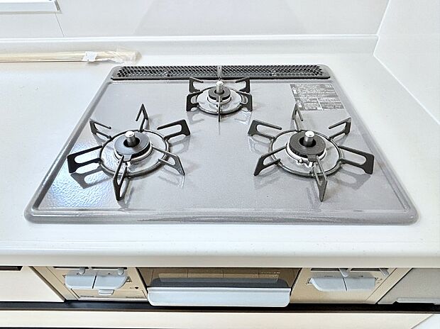 ガスコンロはＳｉセンサー搭載。火力調節や焦げ付き・消し忘れも防いでくれます。