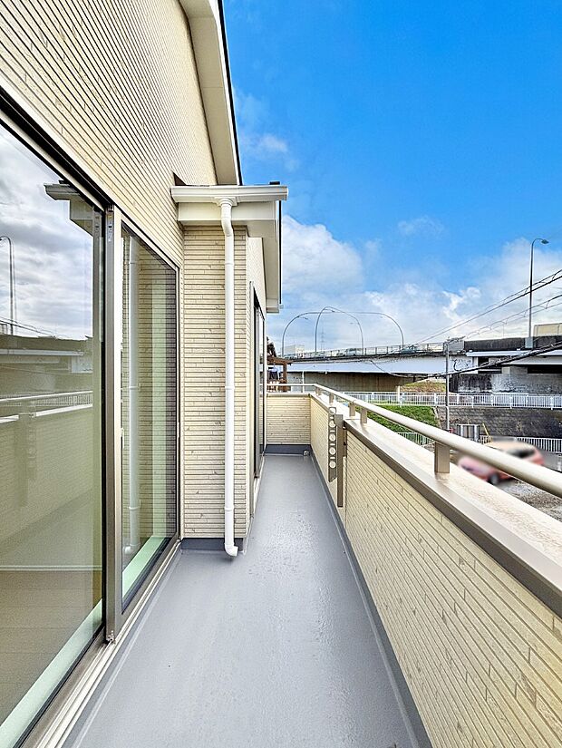 ゆったりバルコニーだから沢山お洗濯ものを干せます。