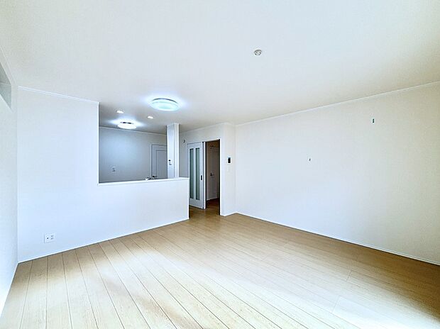 家族の笑顔が自然と生まれてくる、そんな雰囲気のダイニングに仕上がっています。