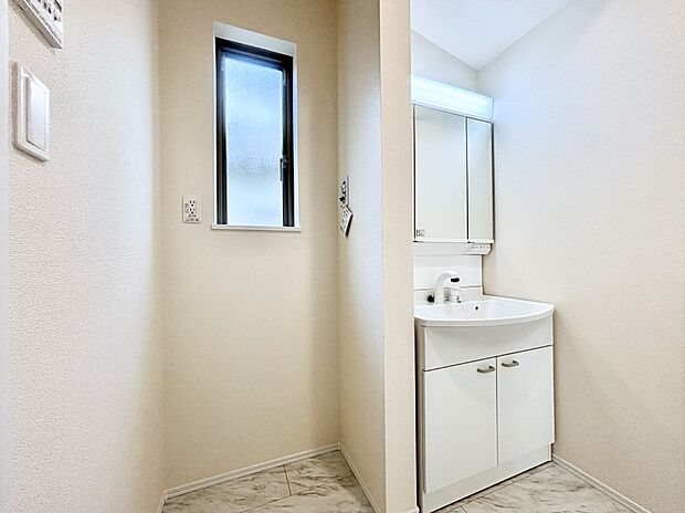 清潔感ある洗面化粧室で朝の身支度も快適