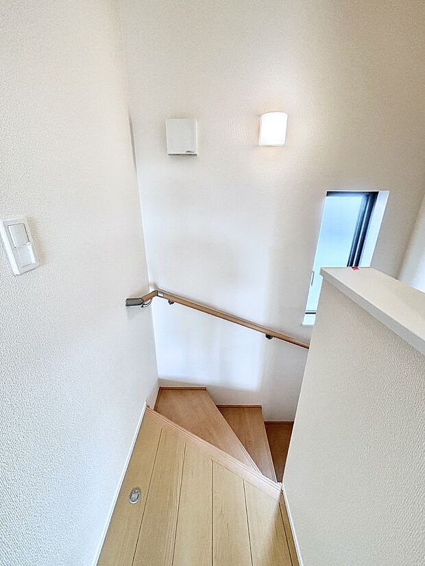 安全性を考慮し階段には手すりを設置しています