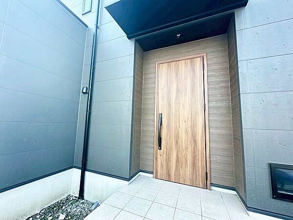 外観「無料オンライン相談」受付中！住まいの顔を演出する、玄関ドア。