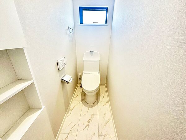 内装「無料オンライン相談」受付中！換気用小窓があり、明るく清潔な空間です。
