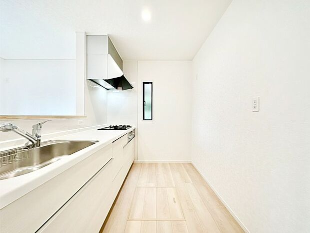 爽やかな風が通り抜けるキッチン。窓があるので明るく換気にも役立ちます。