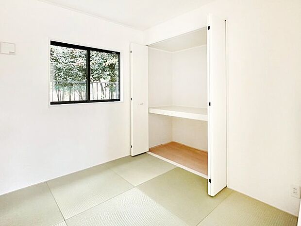 お布団も収納できる押入れ付きです