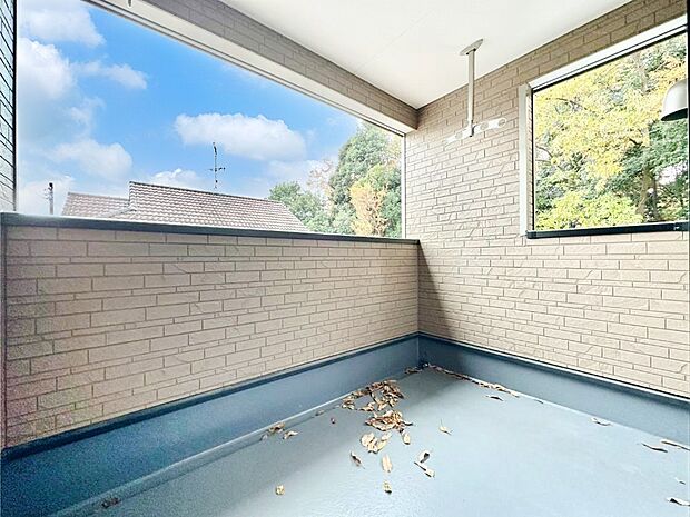 ゆったりバルコニーだから沢山お洗濯ものを干せます。