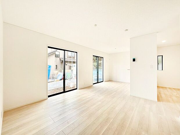 大きな窓からたっぷりの陽光と風を感じられるリビング