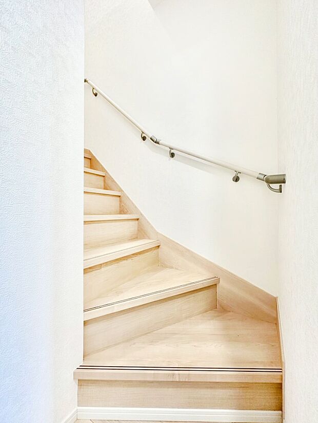 安全性を考慮し階段には手すりを設置しています