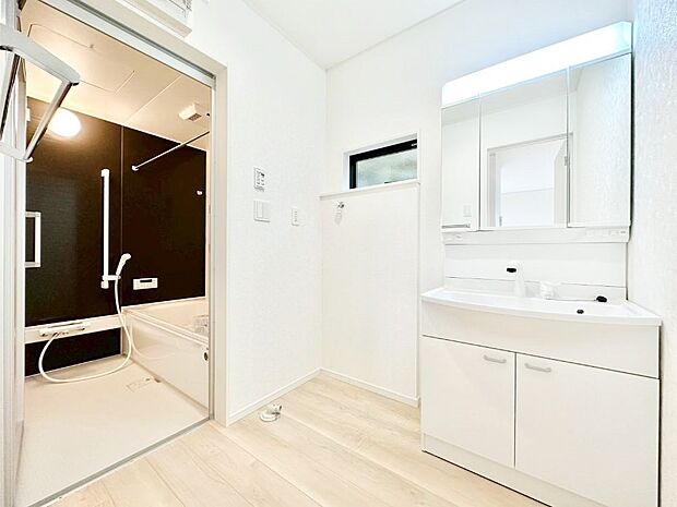 清潔感ある洗面化粧室で朝の身支度も快適