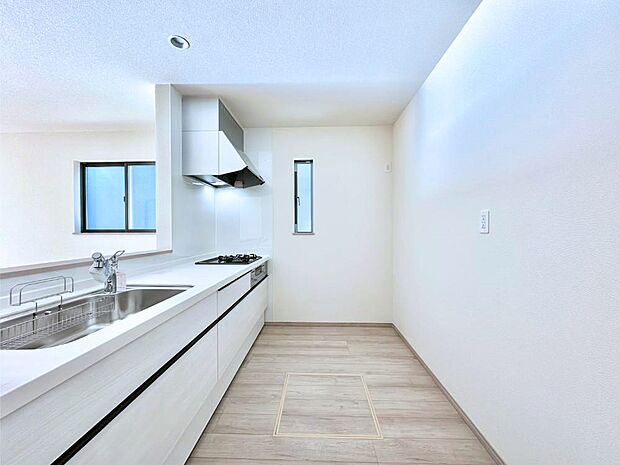 爽やかな風が通り抜けるキッチン。窓があるので明るく換気にも役立ちます。