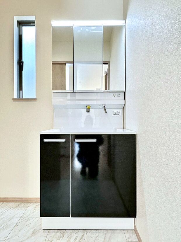 大きく見やすい三面鏡で清潔感ある洗面台は、身だしなみチェックや肌のお手入れにおすすめです。 