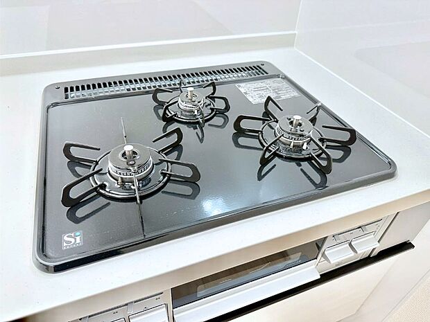 ガスコンロはＳｉセンサー搭載。火力調節や焦げ付き・消し忘れも防いでくれます。