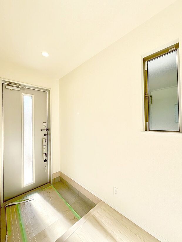 明るい玄関はお客様をお出迎えするのにぴったりです！ 