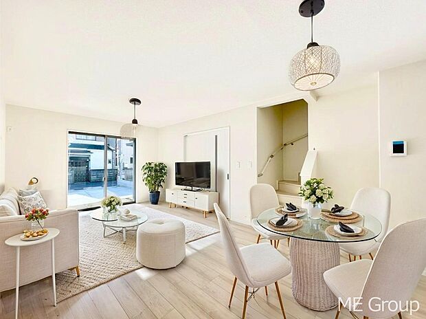 ご家族の賑やかな話し声で包まれる明るいリビング  ※家具はCGです