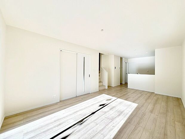 明るい陽光が注ぎ、寛ぎの雰囲気に満たされるリビング・ダイニング。 