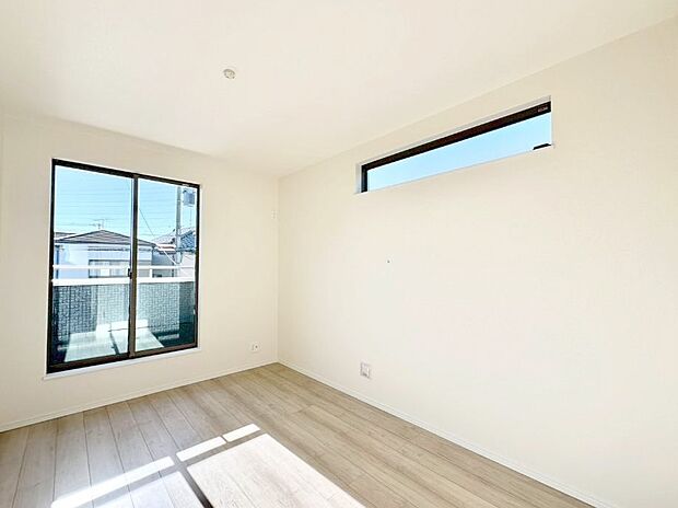 バルコニーが明るさと開放感を演出！朝スッキリと目覚められそうですね！