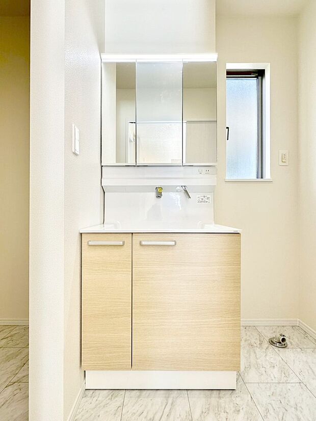 大きく見やすい三面鏡で清潔感ある洗面台は、身だしなみチェックや肌のお手入れにおすすめです。 