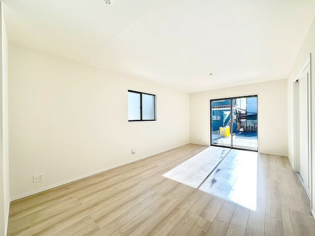 明るい陽光が注ぎ、寛ぎの雰囲気に満たされるダイニング。   