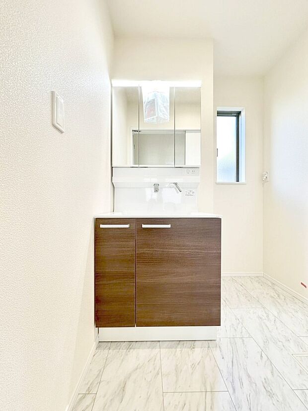 大きく見やすい三面鏡で清潔感ある洗面台は、身だしなみチェックや肌のお手入れにおすすめです。 