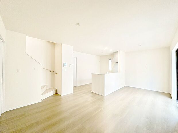 家族の笑顔が自然と生まれてくる、そんな雰囲気のダイニングに仕上がっています。