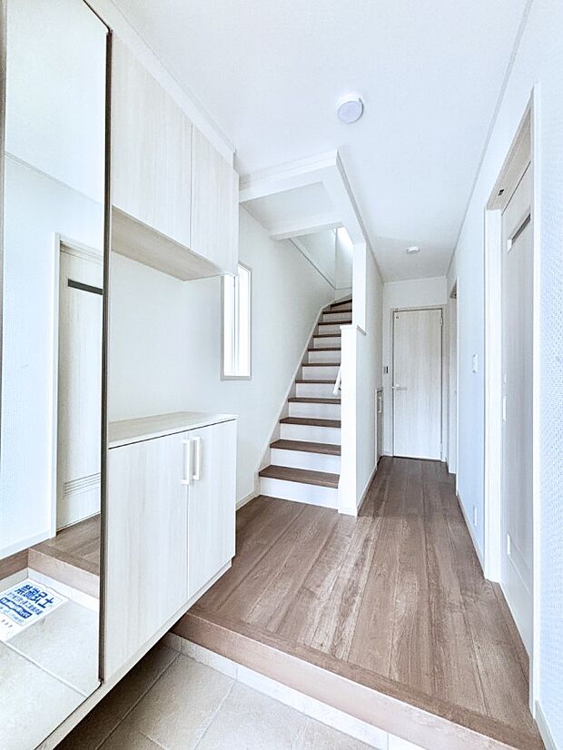 ミラー付きシューズボックスはお出かけ前の身だしなみチェックに便利