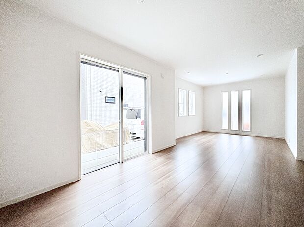 大きな窓からたっぷりの陽光と風を感じられるリビング