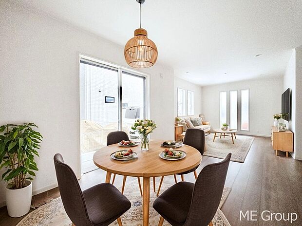 落ち着いた雰囲気のLDKは家族みんなの快適空間※家具はCGです